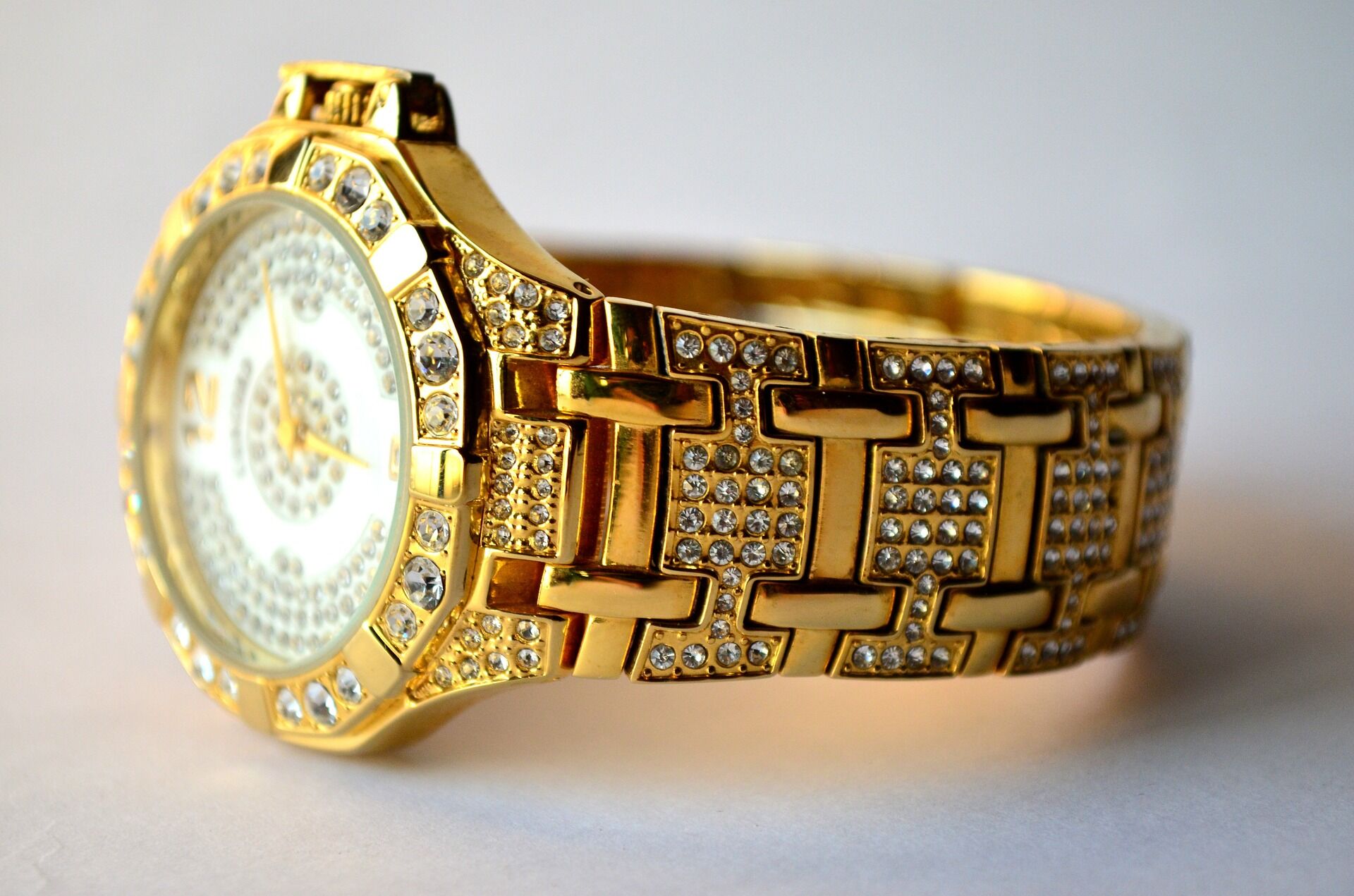 watch-166854_1920